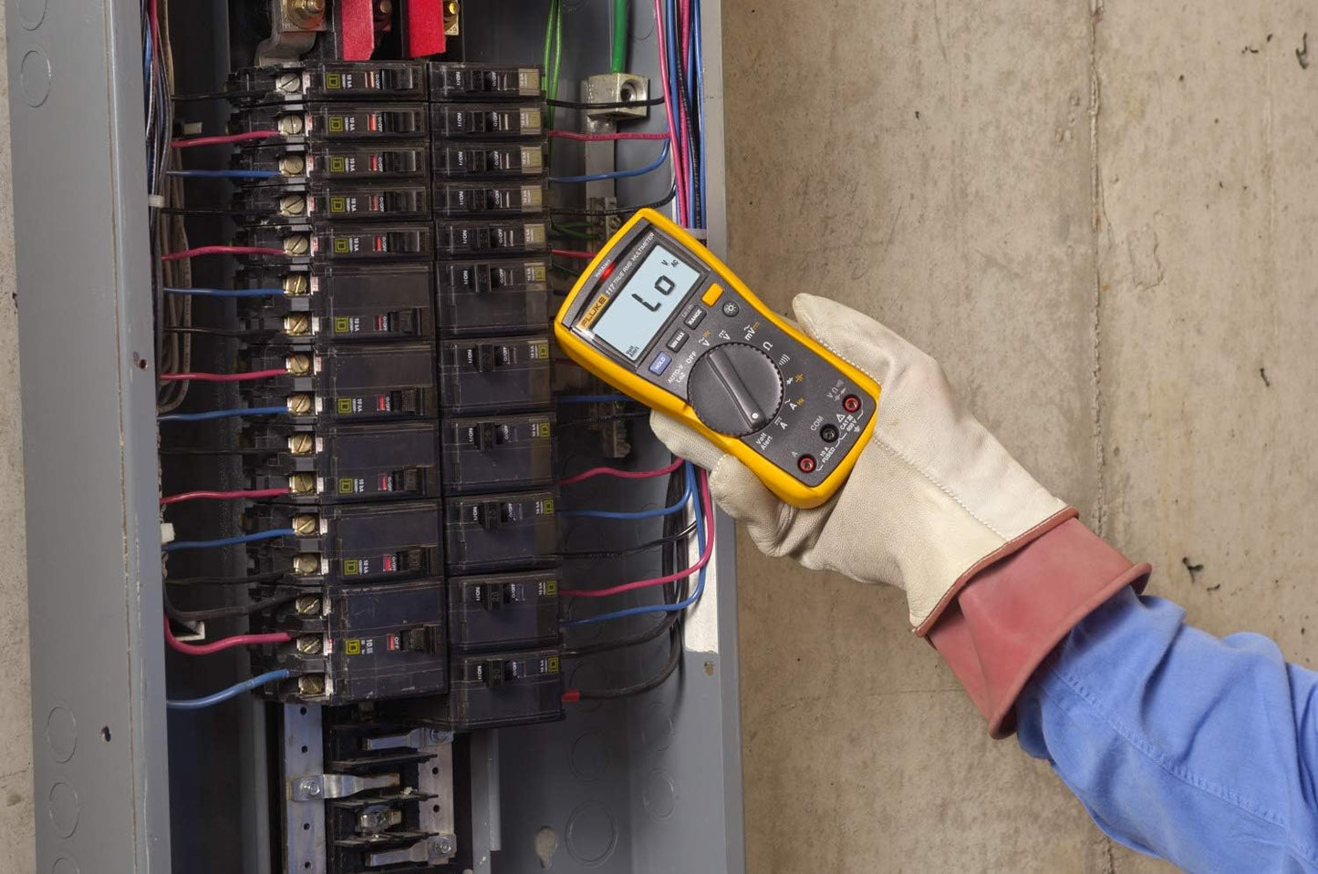 117 Digital Multimeter, Non-Contact AC Voltage Detection, Measures Resistance/Continuity/Frequency/Capacitance/Min Max Average, Automatic AC/DC Voltage Selection, Low Impedance Mode